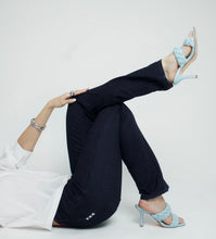 Cargar imagen en el visor de la galería, KIT POP UP · 10 jeans de mezclilla índigo dama mayoreo para reventa en exposiciones · BASTIAAN® Amsterdam